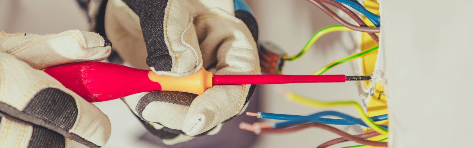 Prowadzenie kabli – przygotowanie infrastruktury pod późniejszy montaż kamer i alarmów